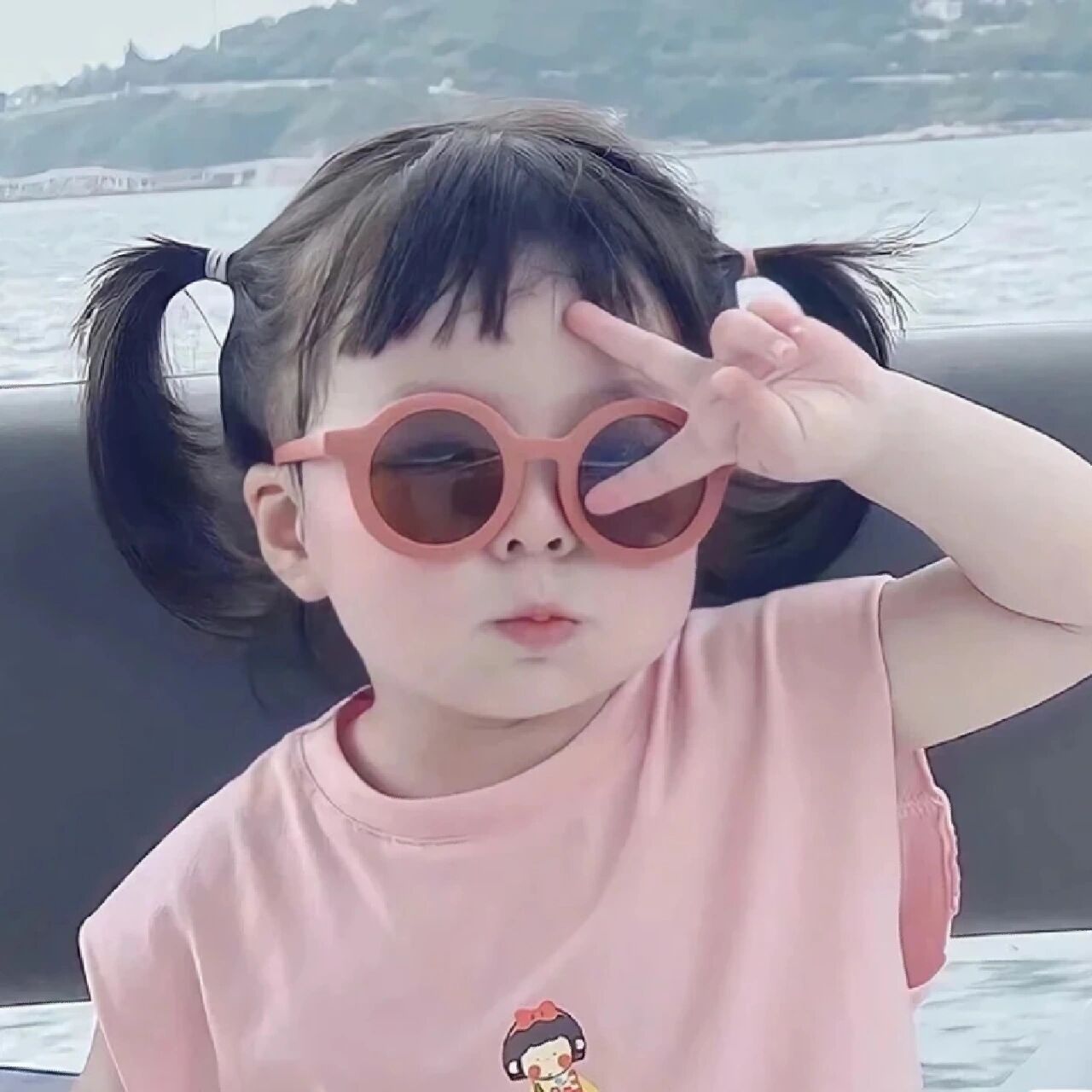 戴墨镜的小女孩头像98