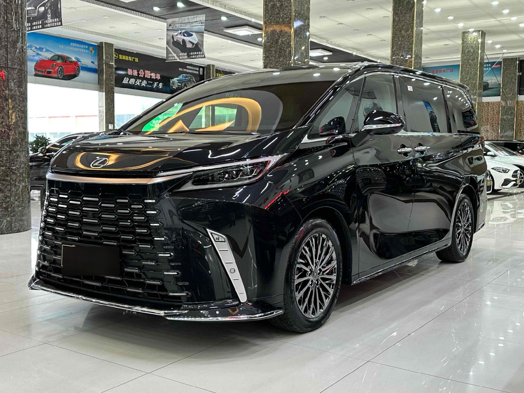 最新到店 雷克萨斯lm500h 六座尊崇版,2024年5月上户,仅行驶900公里