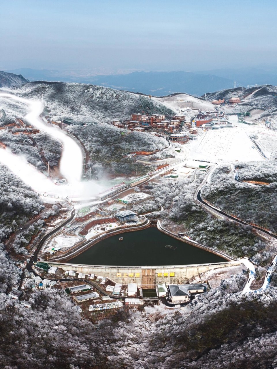 云上草原雪场图片