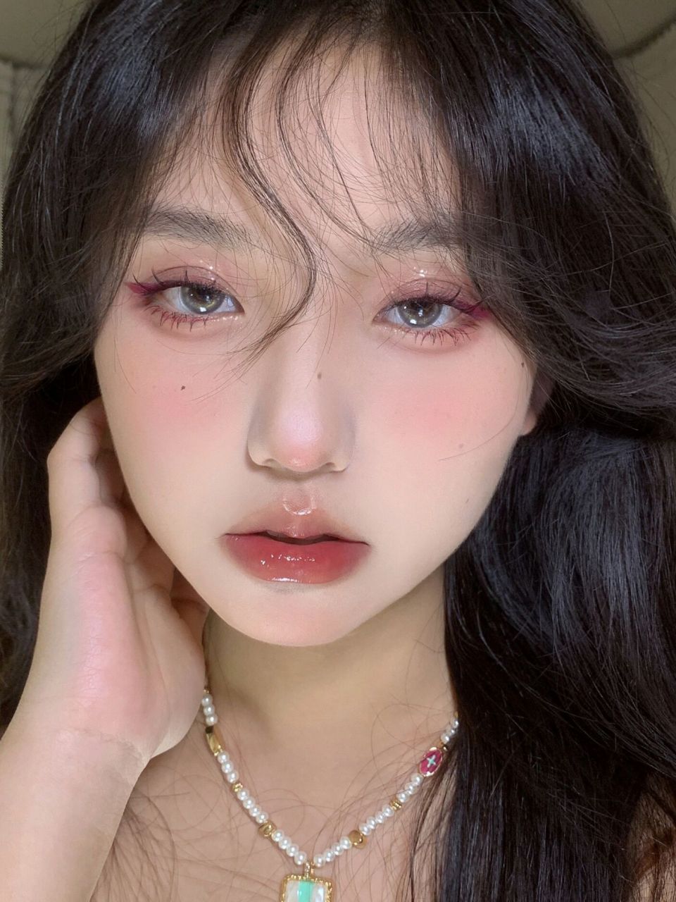 闪闪酒红色妆容～ 稚优泉眼影,玫红色的眼线用的是kissme眼线笔, 98