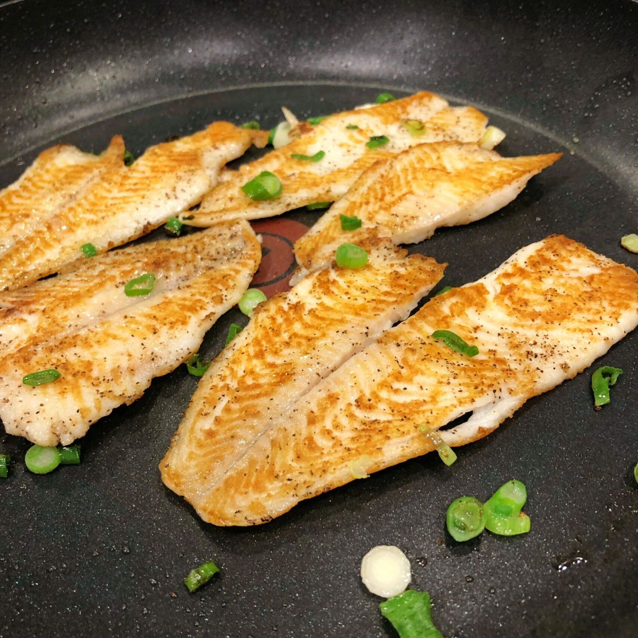 首先买一包冰冻龙利鱼排,不开袋子直接丢进温水解冻,很快就软了,这个