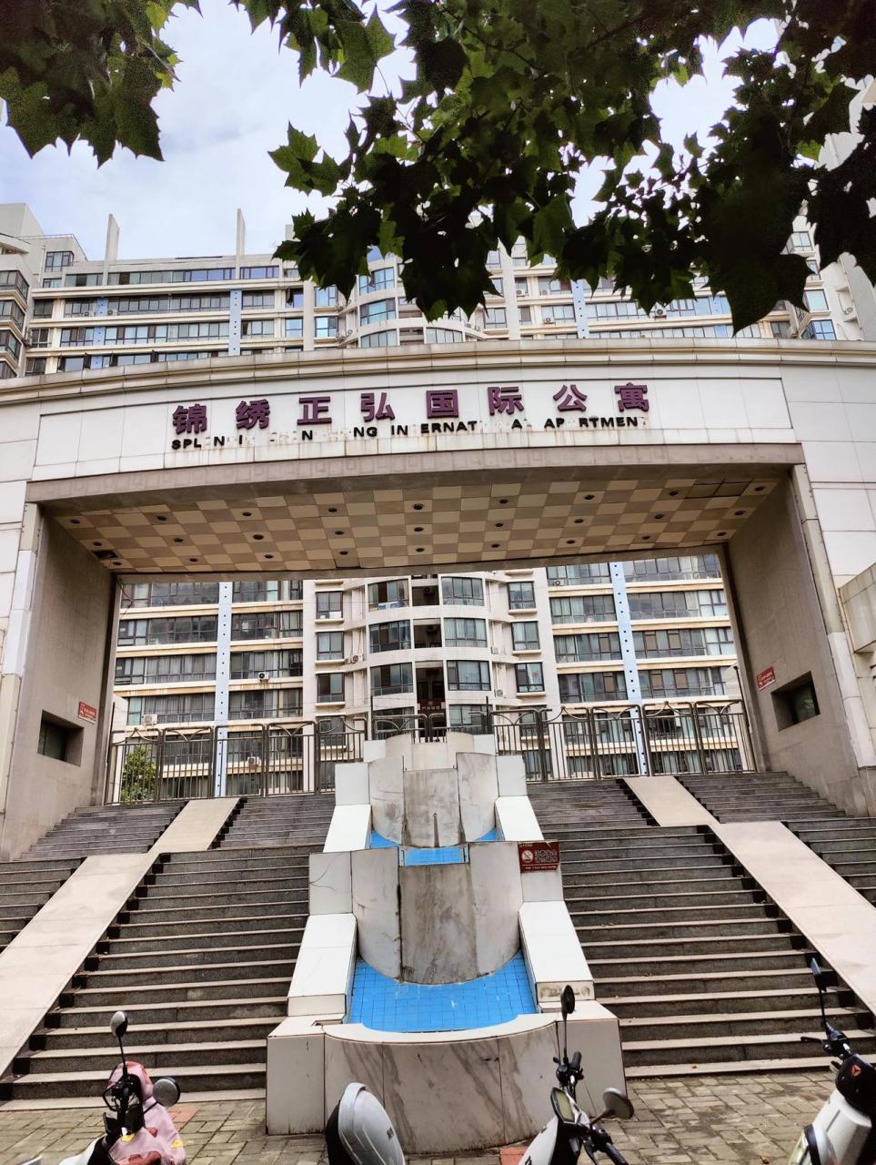 有一个拾级而上的住宅 叫锦绣正弘国际公寓 是河南正弘地产的标志