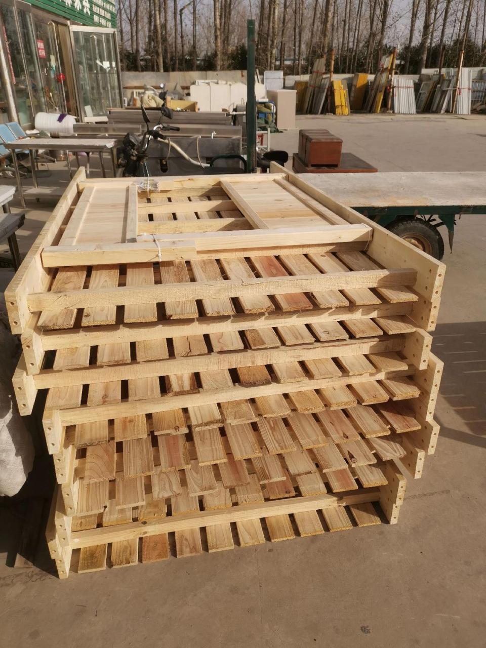 纯实木床.纯实木床宽一米二,床榜12公分,床板一公分半厚.