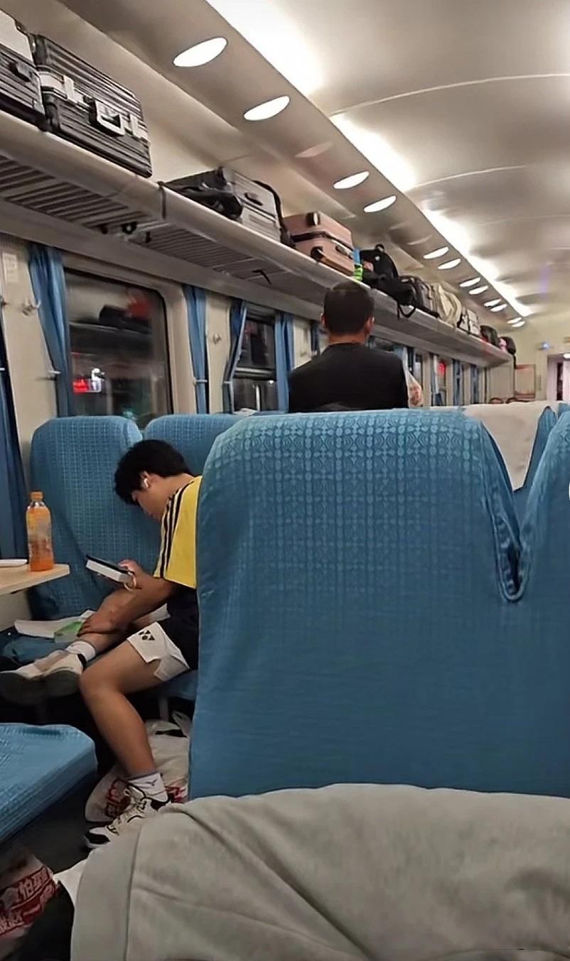 我发现了一件事,硬座火车喜欢晚上把空.@意庄的动态