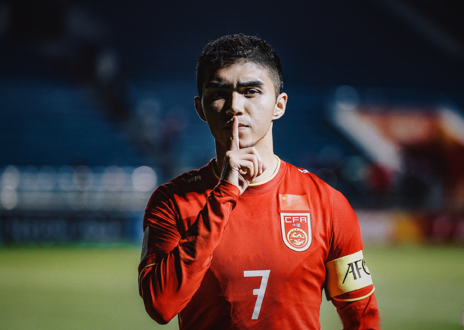 他的父亲艾斯卡尔在接受采访时说道:"进入广州队后,艾菲尔丁的进步