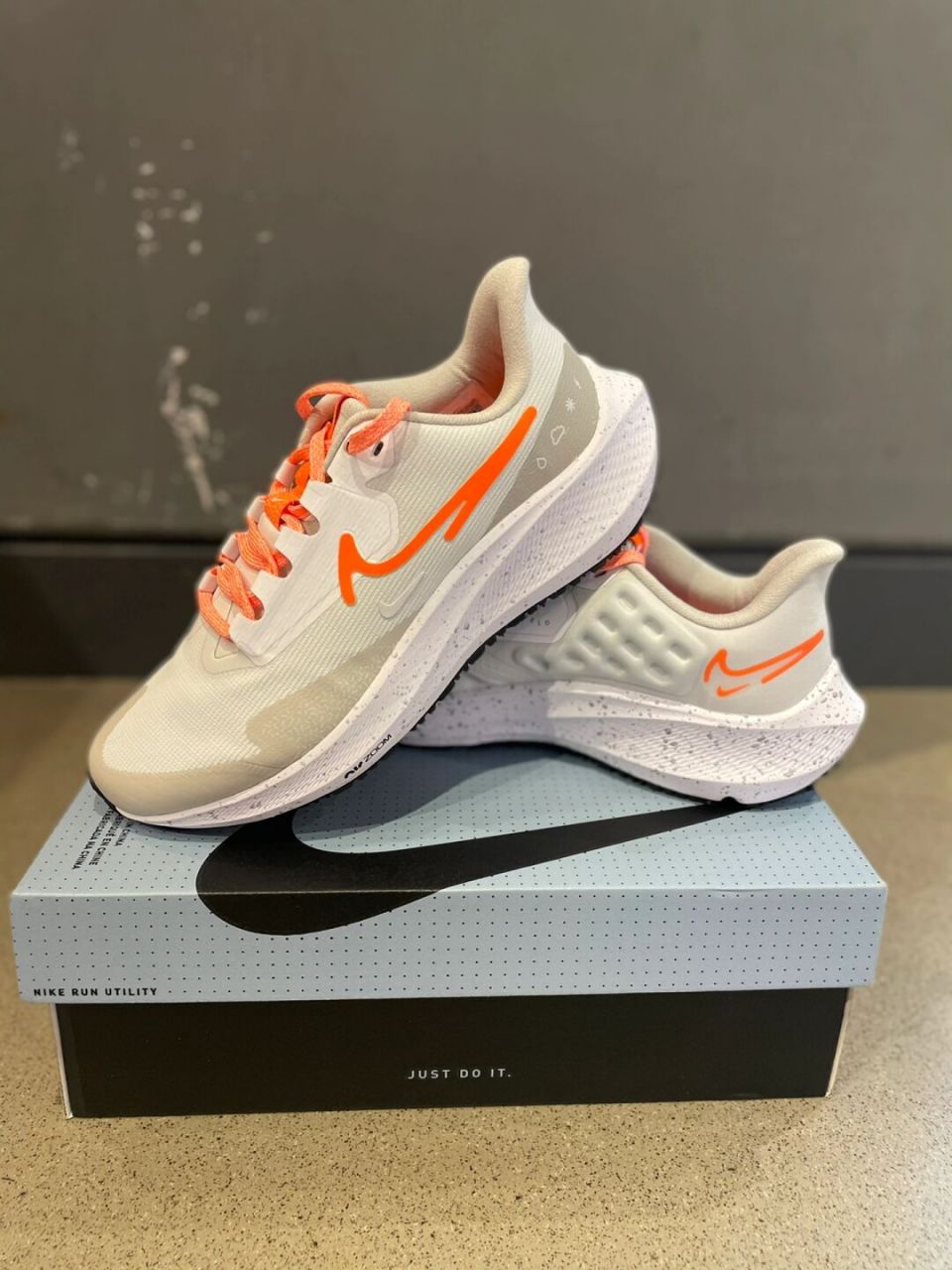 防水鞋面的耐克飞马39 女款的,配色更加好看!