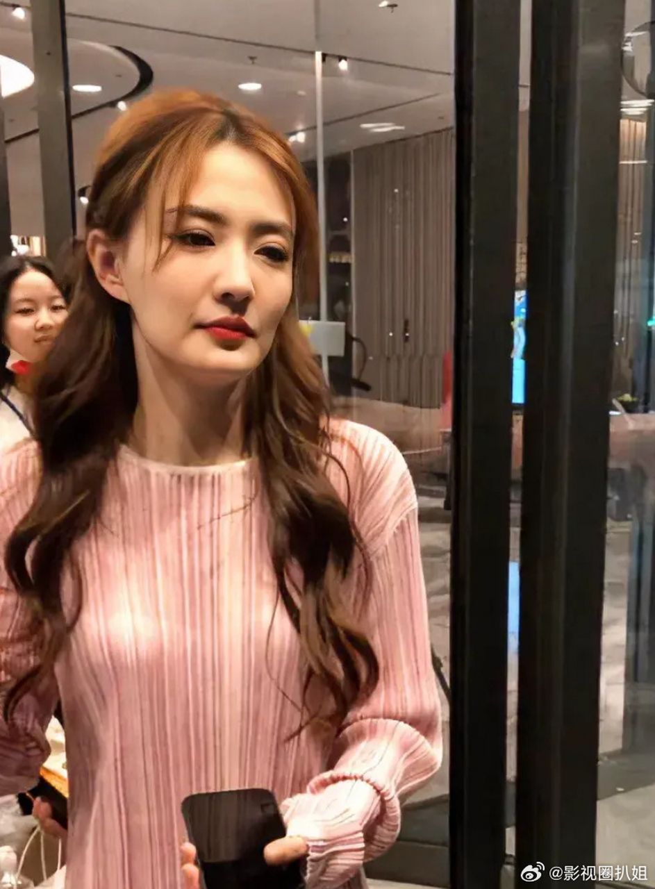 徐璐的瘦身让她的面部法令纹显得格外明显,皮肤也显得松弛下垂.