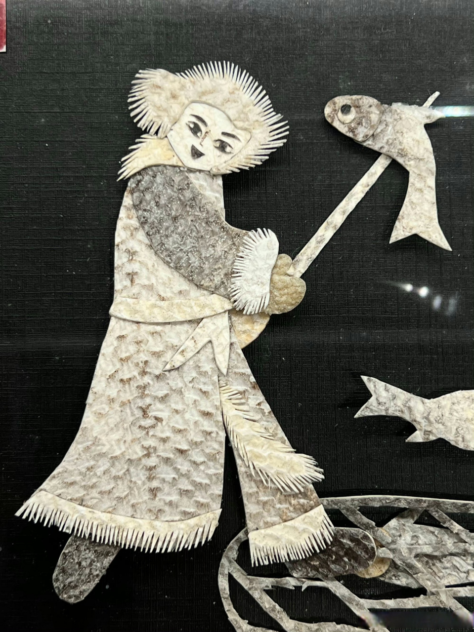 前几日曾拍过的鱼皮服和鱼皮画,便是这里赫哲