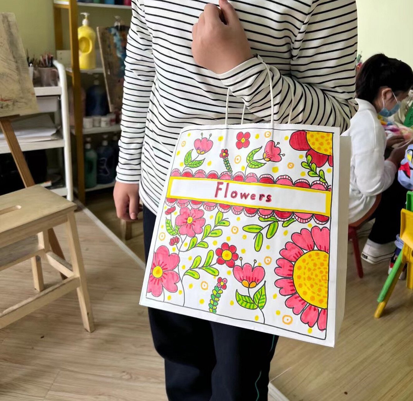 手绘袋子太美啦 手绘袋子.都很喜欢画. 小朋友的创意手工画