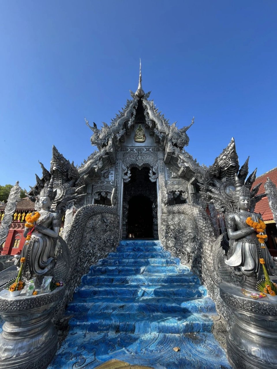 清迈小银庙 #清迈银庙# 本名叫素攀寺wat sri suphan,就在清迈古城