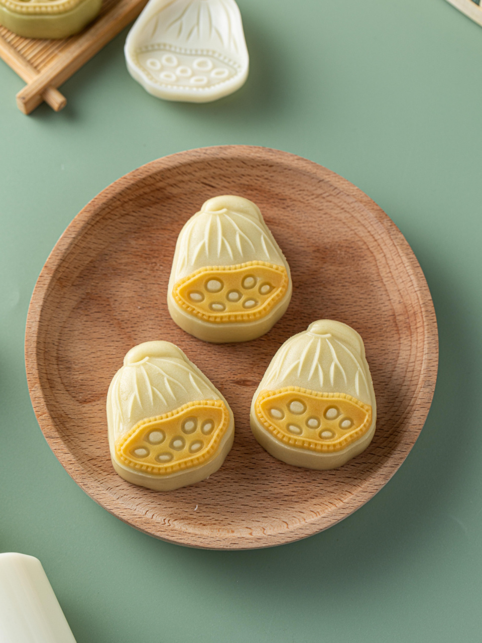 还记得小时候在奶奶家,最喜欢去池塘摘莲蓬吃,拨开外衣,露出一颗颗