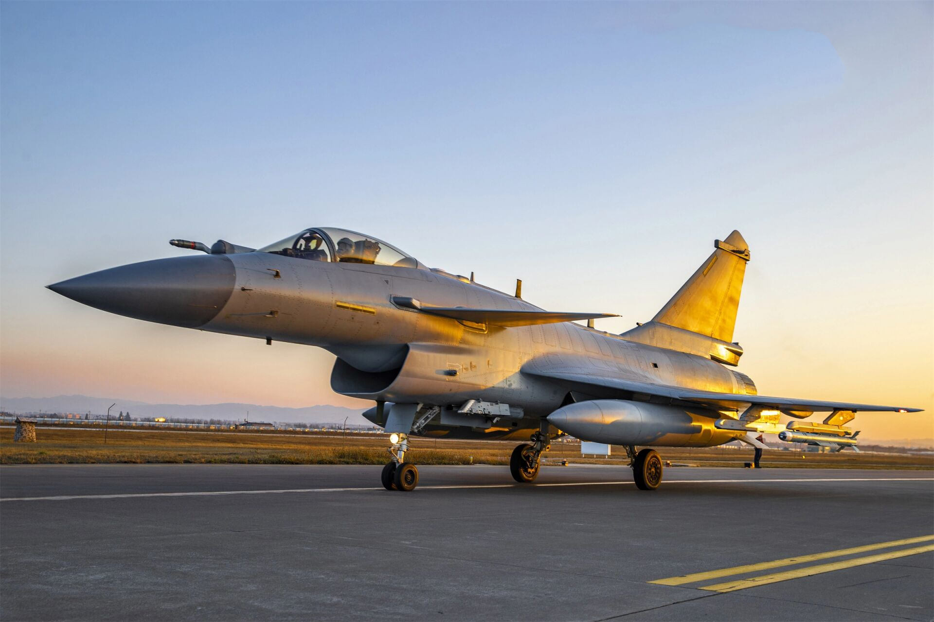 歼-10战机高清大图,壁纸收藏起来!