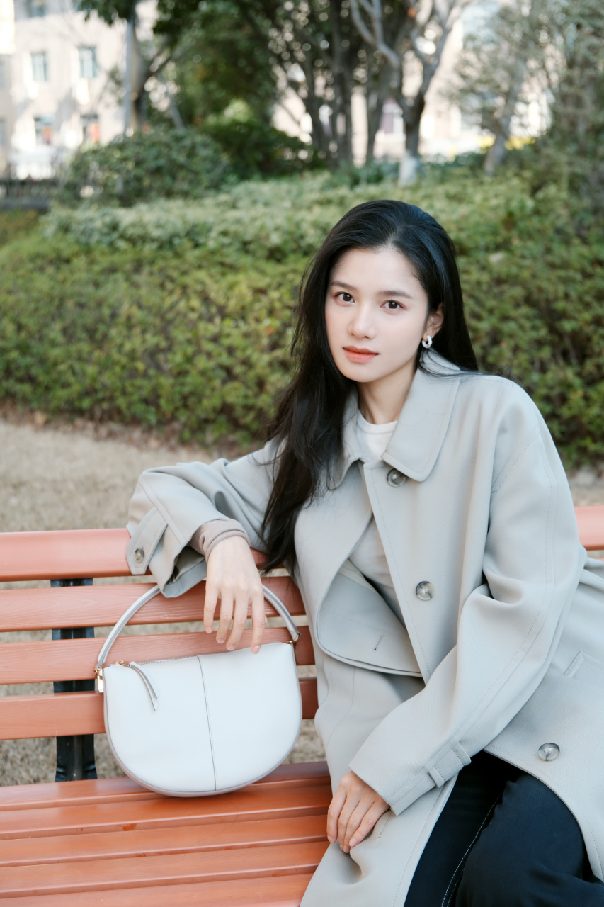 张婧仪,邂逅一派盎然绿意