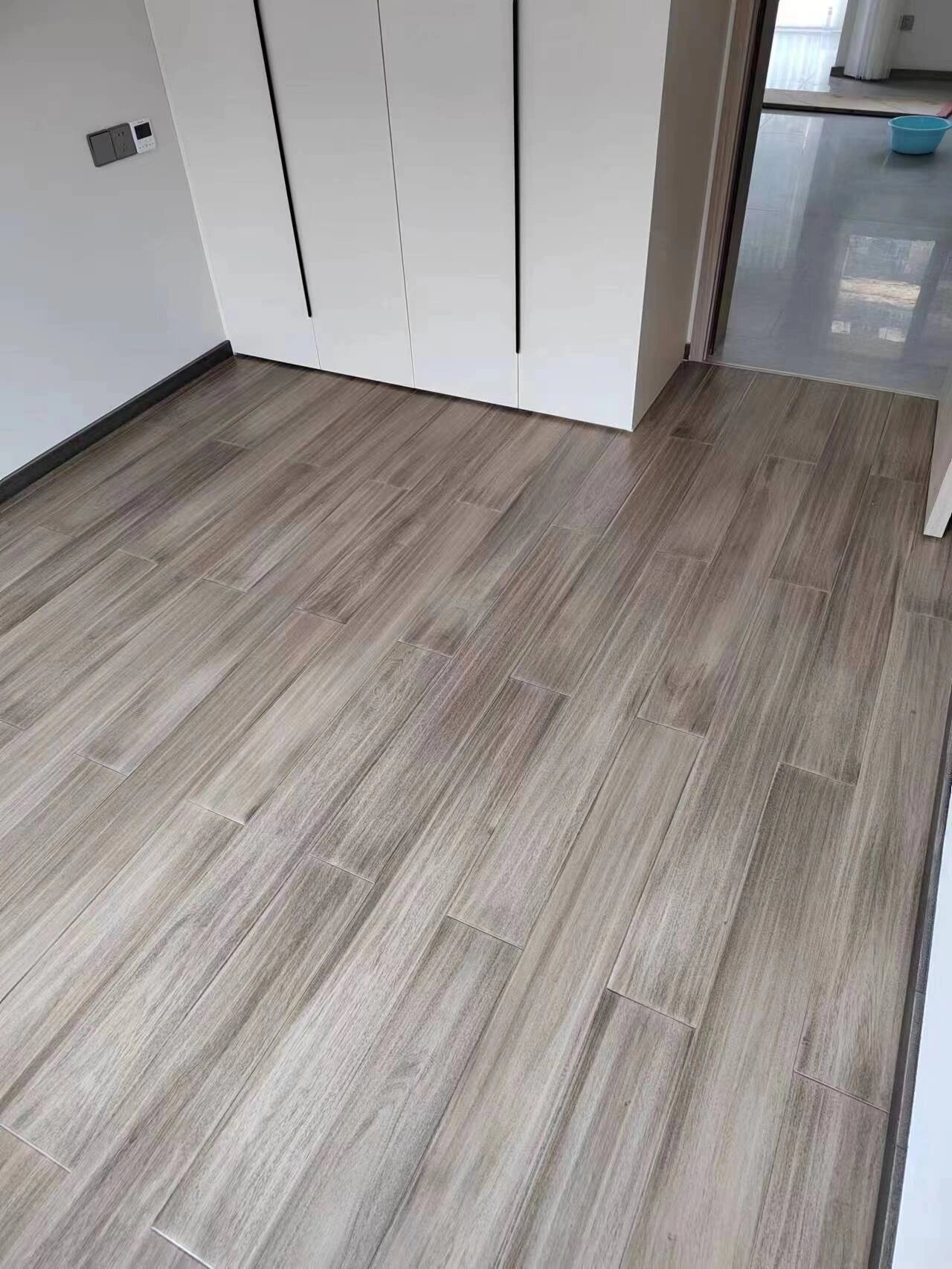 桃花心实木地板点亮灰色黎明 灵动深白灰,桃花心实木地板在灰色黎明中