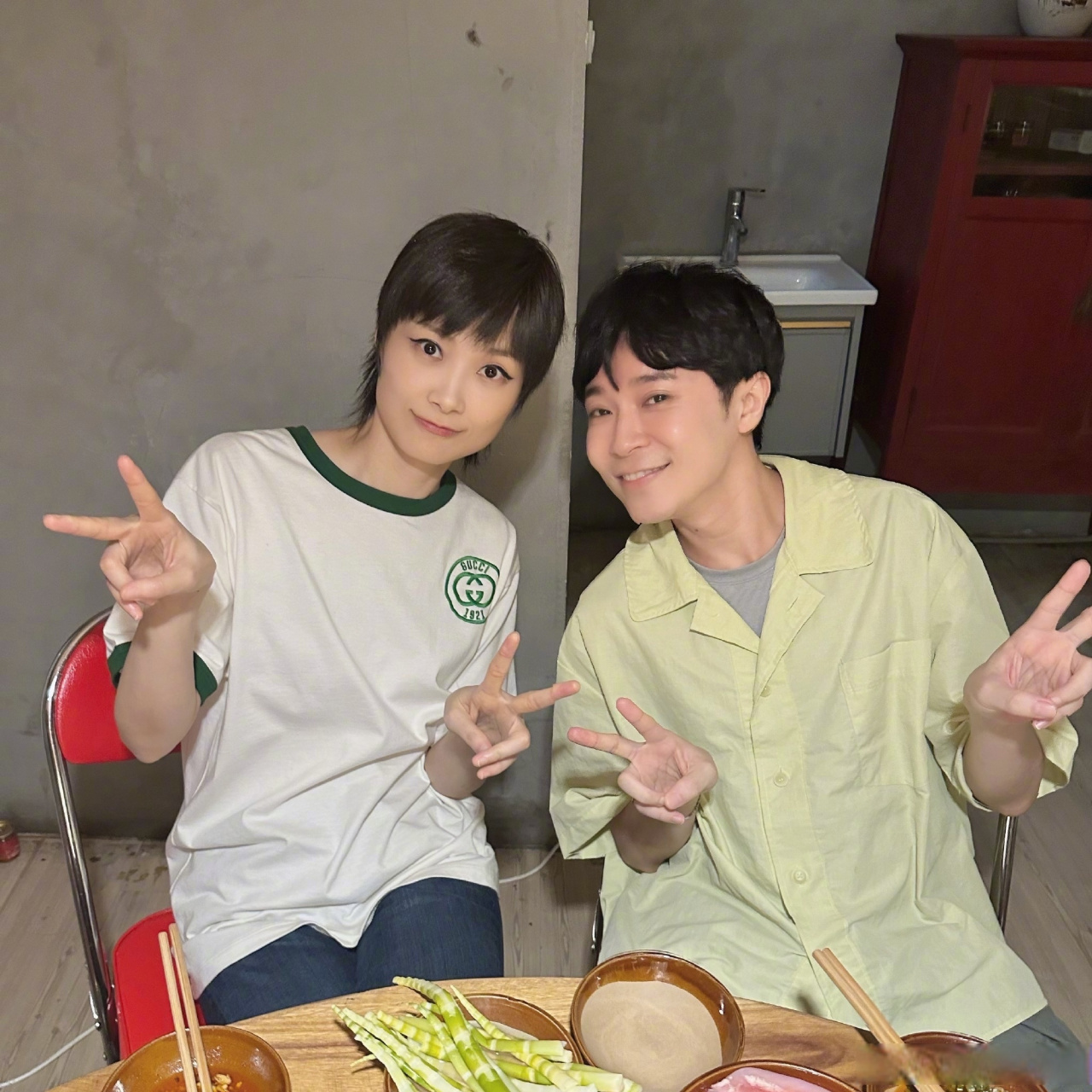 吴青峰晒与李宇春合照#吴青峰发说我是青你是春我们是青春 两位依乐
