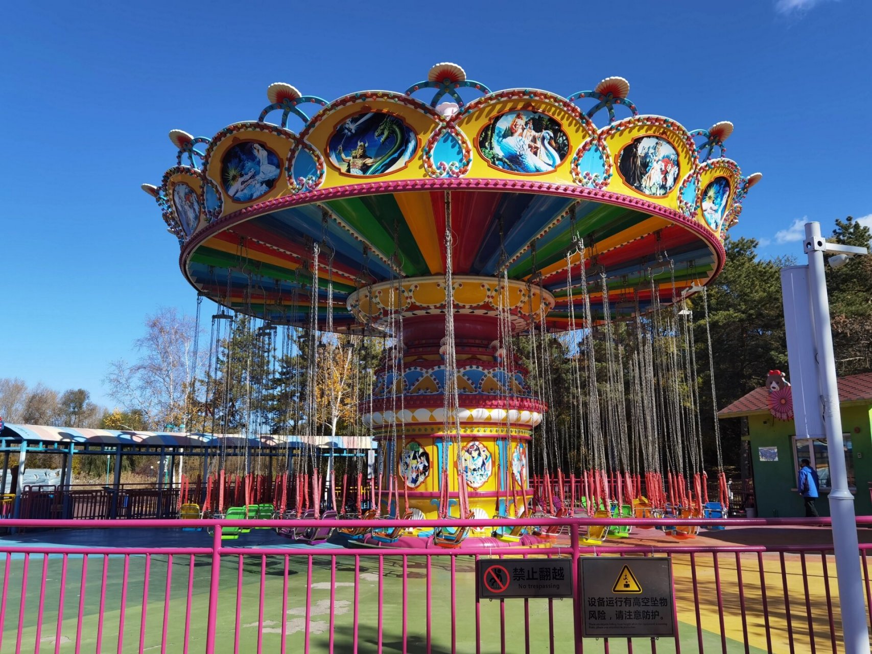 哈尔滨太阳岛笨熊乐园 来哈尔滨太阳岛游玩,走到中央路口看到有个游