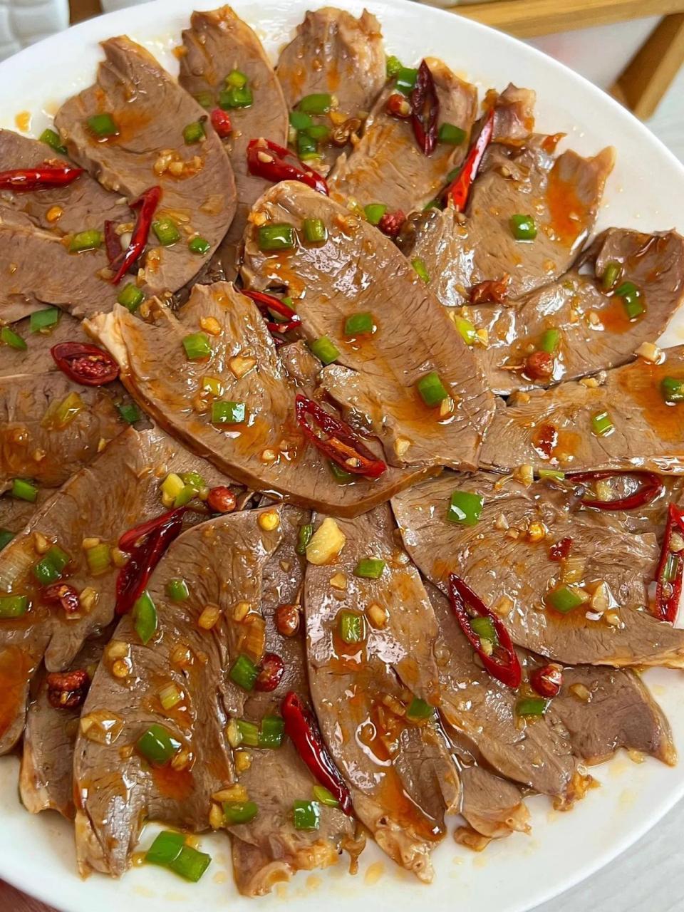 香辣开胃,鲜嫩入味的凉拌猪心,下酒下饭的神菜,不知道吃什么的话附趑