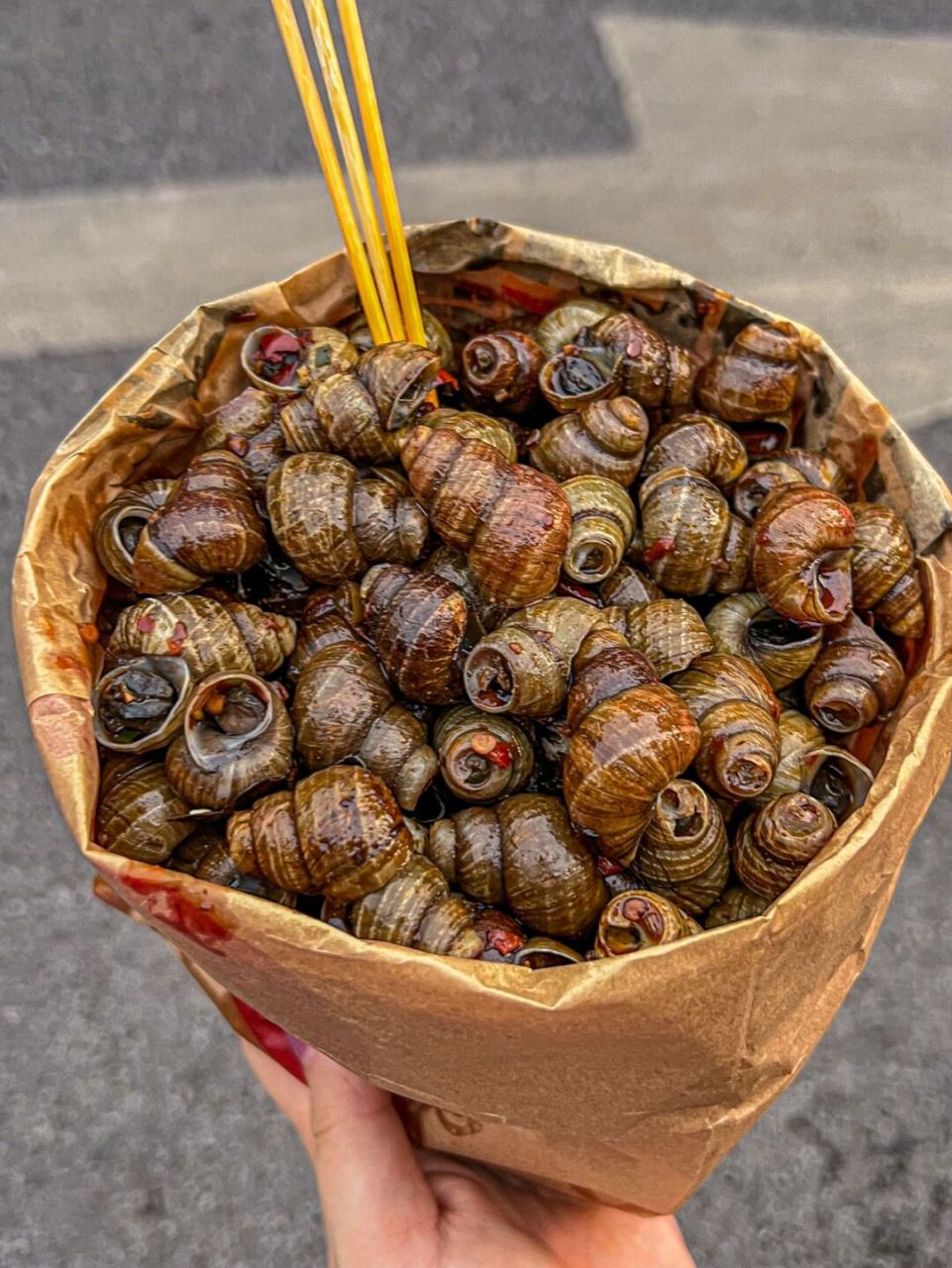 夏天吃螺也太过瘾了点吧,炒得很入味的田螺,用牙签串出来,螺肉还挺大