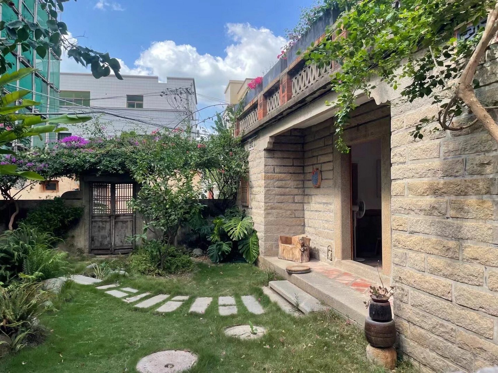 村,在原同安县的东南处,在古时候叫翔风里澳头墟,现在叫厦门市翔安区