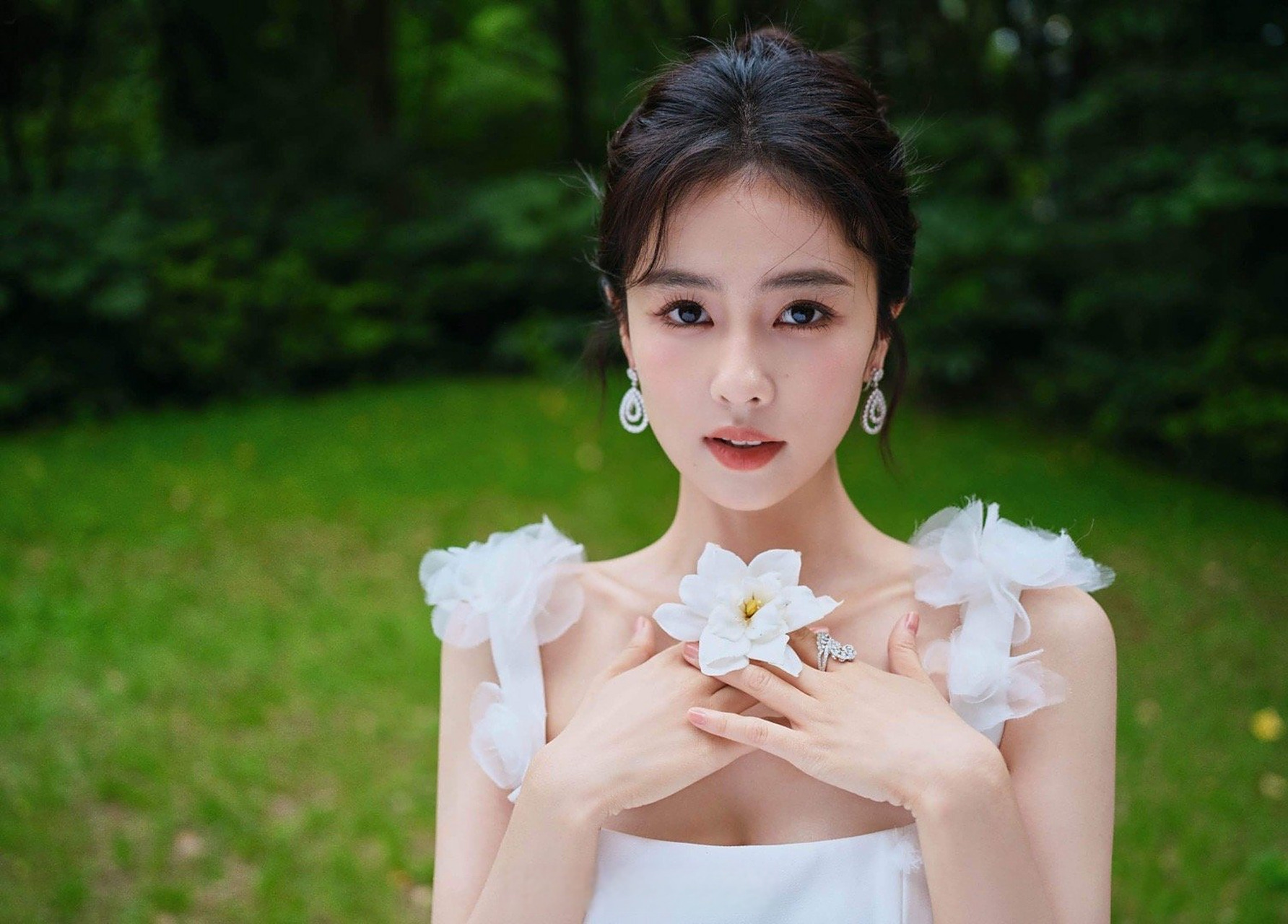 白鹿白裙盘发#白鹿真的超美的,任何造型都能轻松驾驭住,气质狠狠哪篌