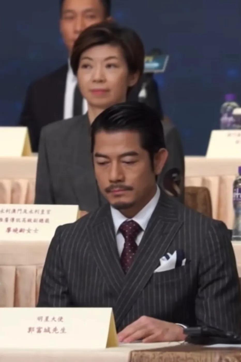 58岁郭富城西装大背头依然帅气不得不说的就是,老牌的明星演员,哪怕