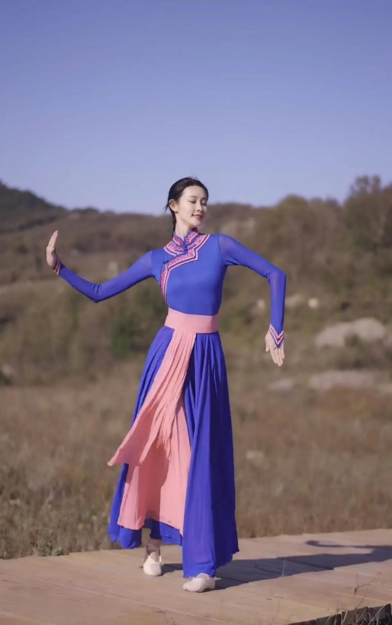 近日,春雨rain在她的个人社交平台上晒出了在户外跳舞的一段视频,可谓