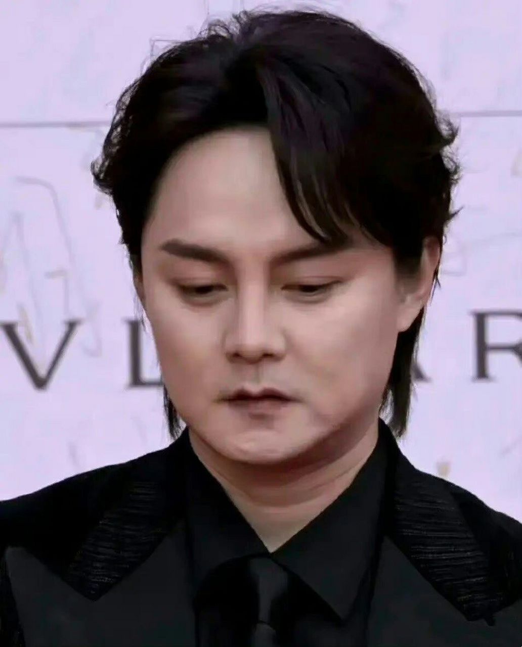 尹正的脸就是是典型的皮相脸吧71 年轻的时候很好看,但是随着年纪的