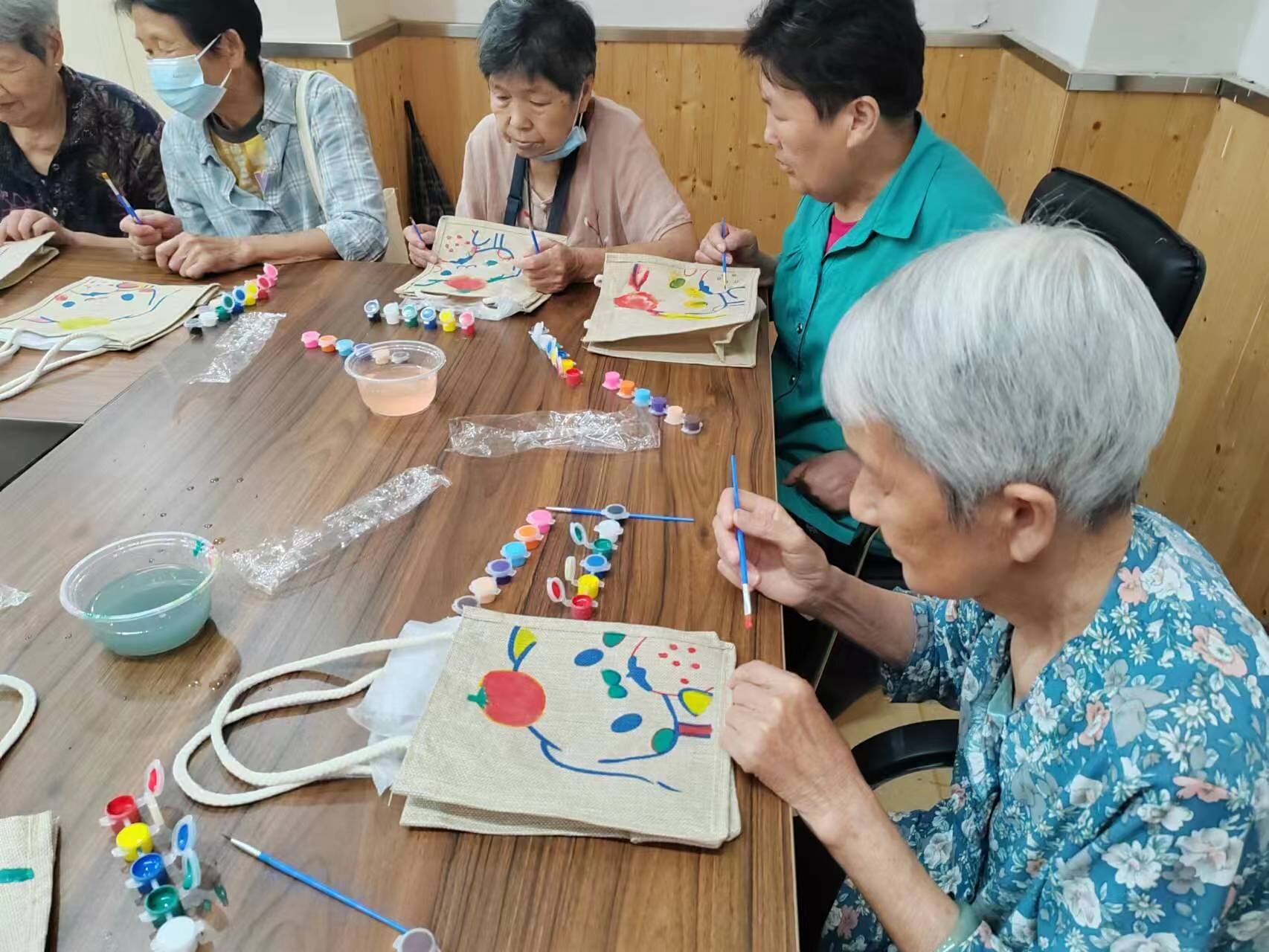 巧手绘布袋,把爱"袋"回家" 【武汉市九龙湖社区开展diy涂鸦帆布袋手工