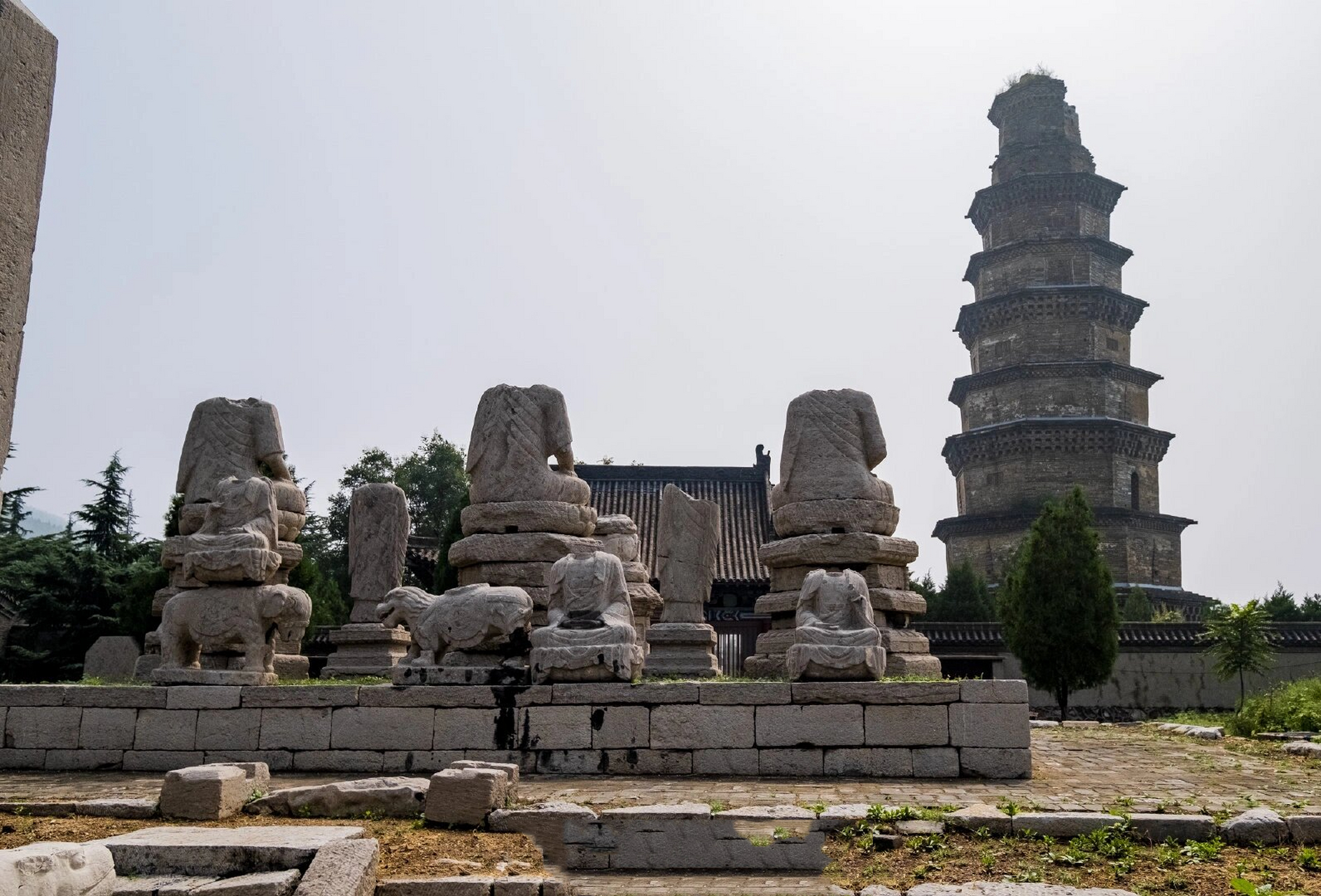 响堂山石窟·常乐寺 响堂山石窟前,原有寺庙.