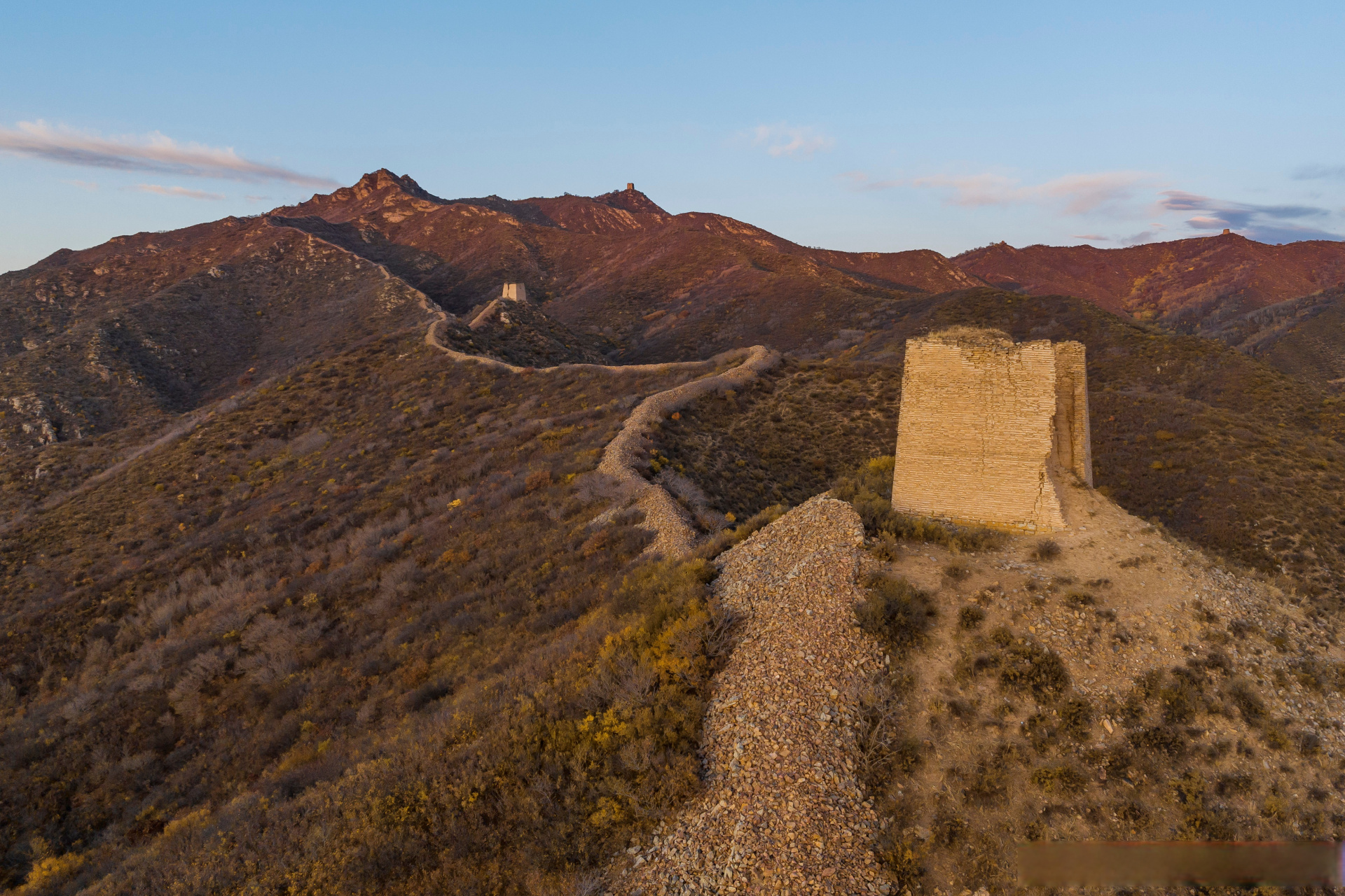 【古长城邂逅塞北秋色】 金秋时节,位于桥东区东望山乡的青边口长城