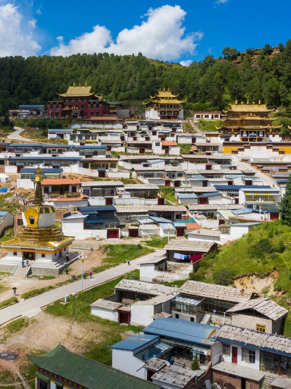 号称"东方小瑞士"的郎木寺镇,海拔3300米,位于甘肃和四川的交界处