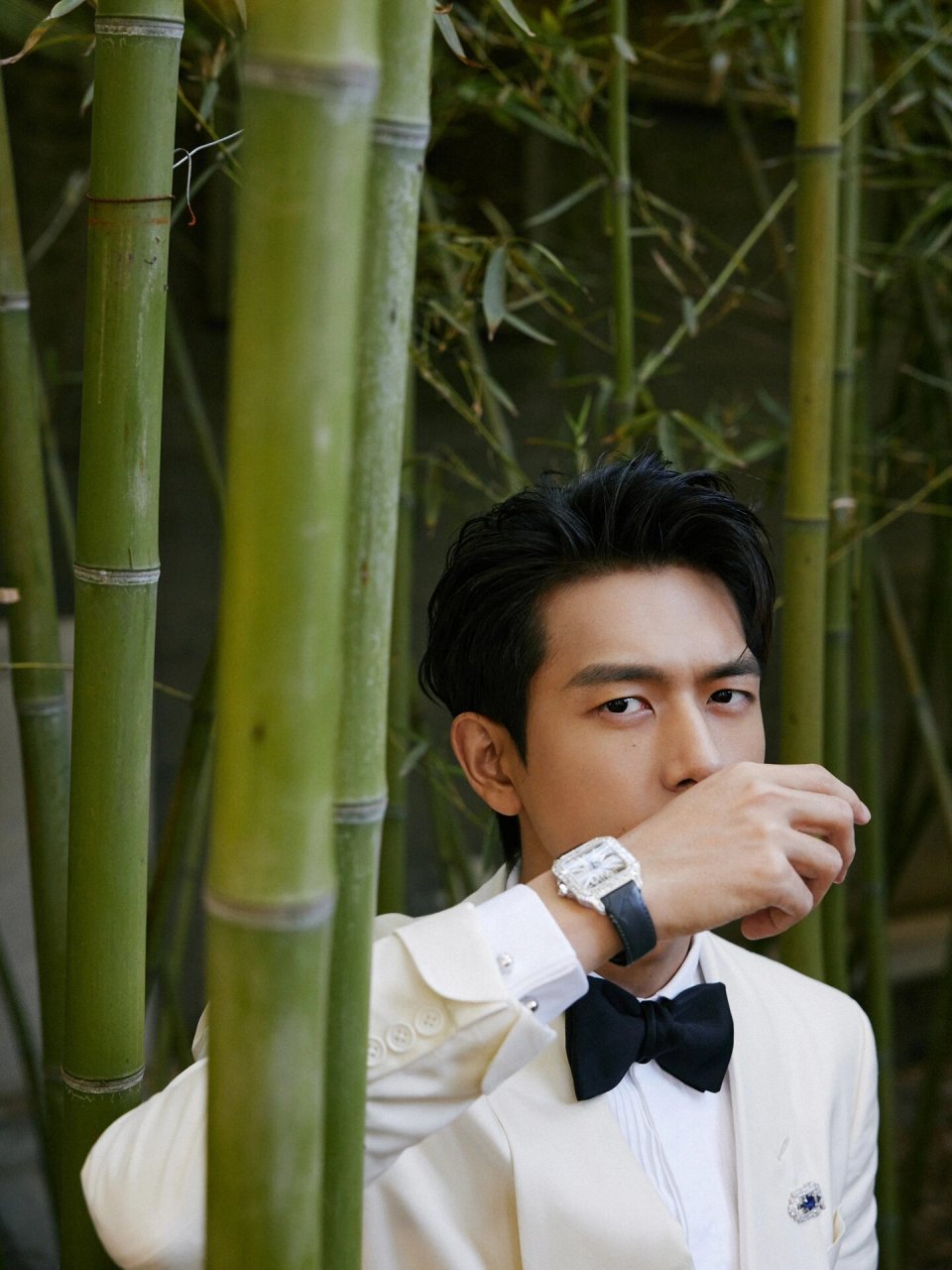 卡地亚展上的李现也太像白马王子了吧!