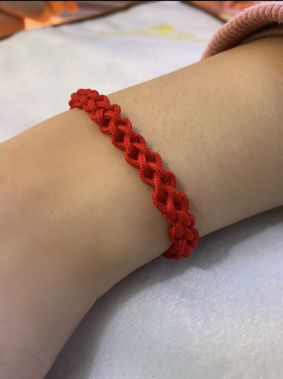 一根绳子也能编成好看的手链噢 用的6号线,长度八十厘米左右,会打活结