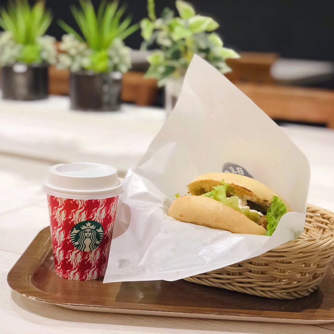 刚喝了星巴克 吃了汉堡 紧接着奶茶和炸鸡 现在又碰到了一家烤肉畅吃