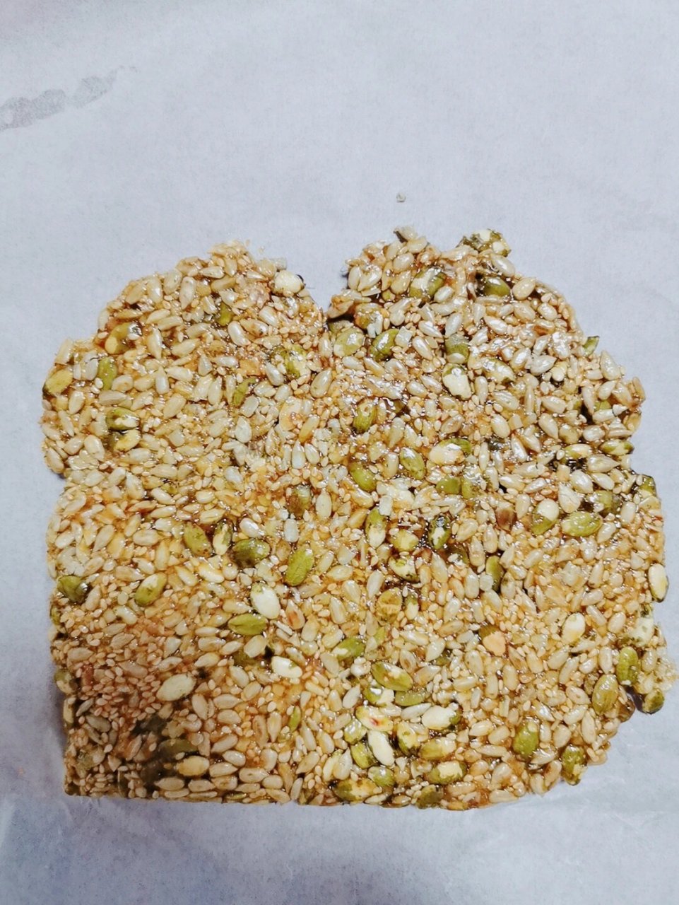 瓜子糖酥 97材料:葵花籽150g,南瓜籽80g,白芝麻50g,白糖180g 96