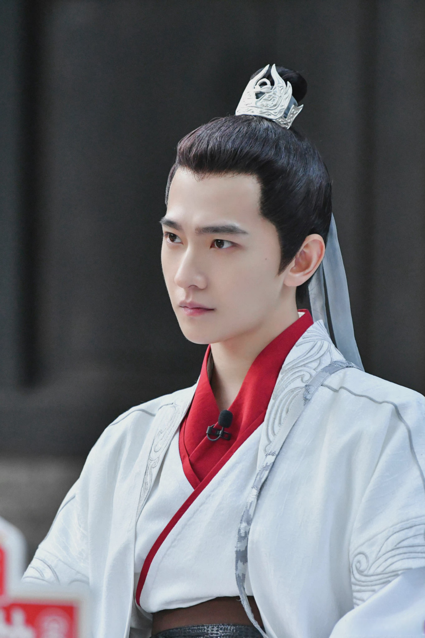 杨洋《青春环游记》cos诸葛亮,白衣长发一把羽扇握,杨洋还现场模仿