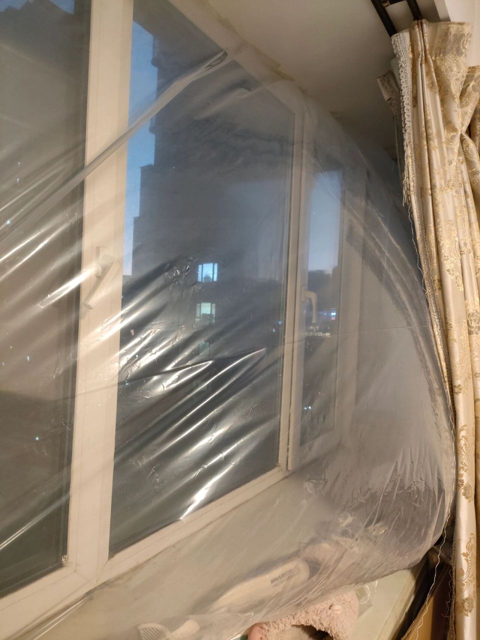 今年实在受不了 买了两块塑料布给窗户粘上了 结果刚才在床上躺着 就