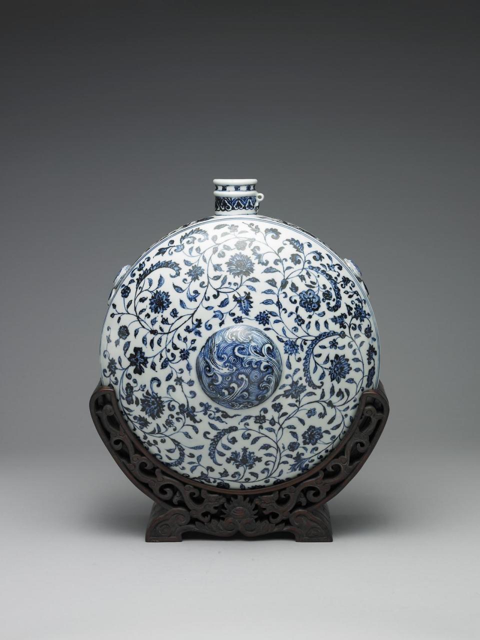 青花瓷 - 中国传统瓷器的瑰宝  青花瓷,又称白地青花瓷,是一种源自