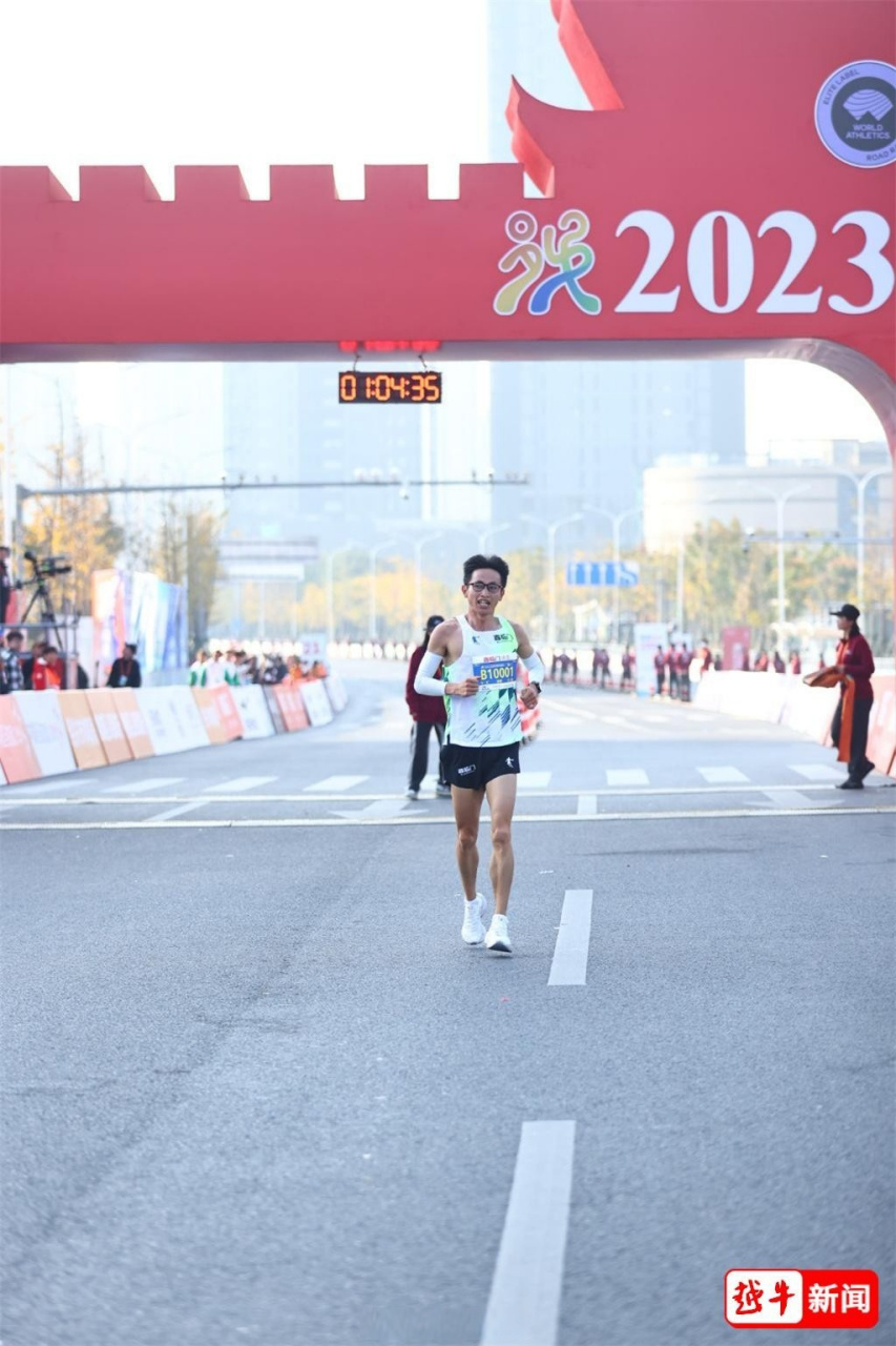 刚刚,半程马拉松男子组第一冲线!