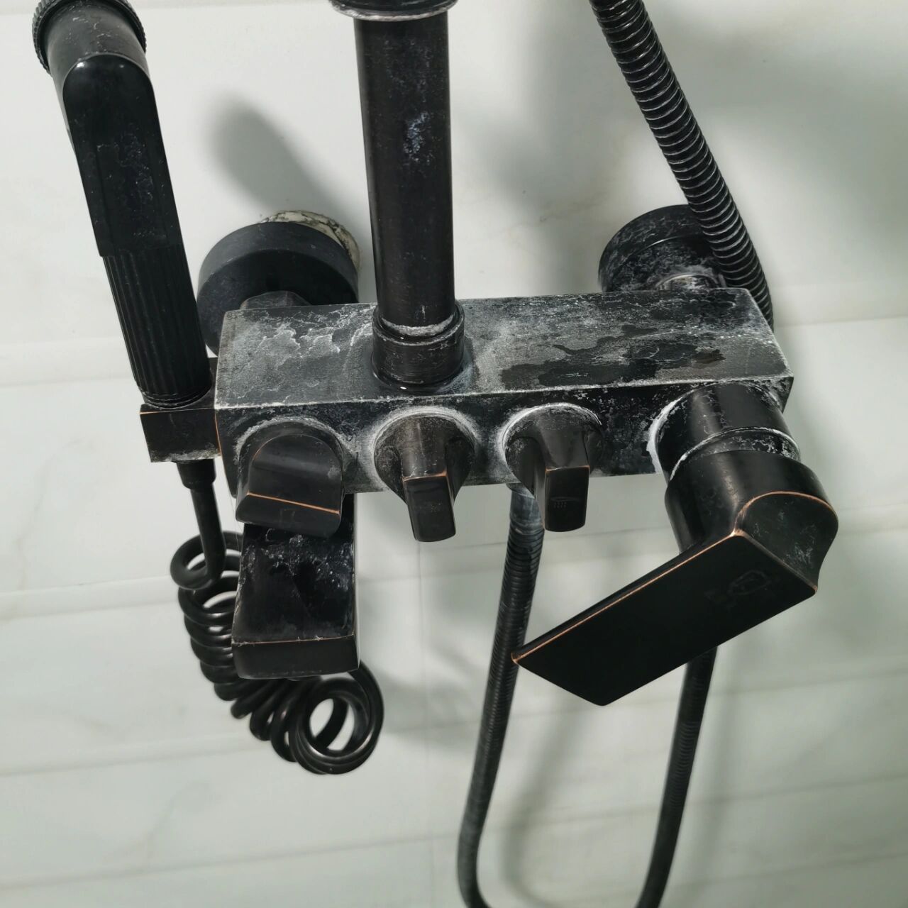 求助,黑色花洒怎么有效去除水垢 看不下去了今天用了柠檬酸除水垢的