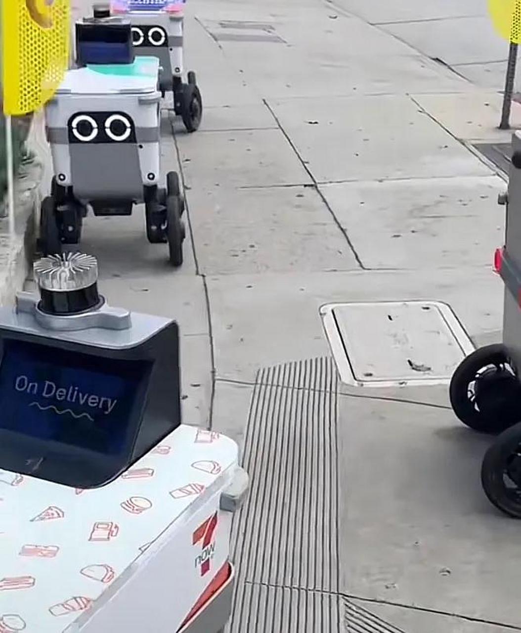 送外卖的小机器人,外卖小哥很快会被取代 人工智能会取代大量标准化体