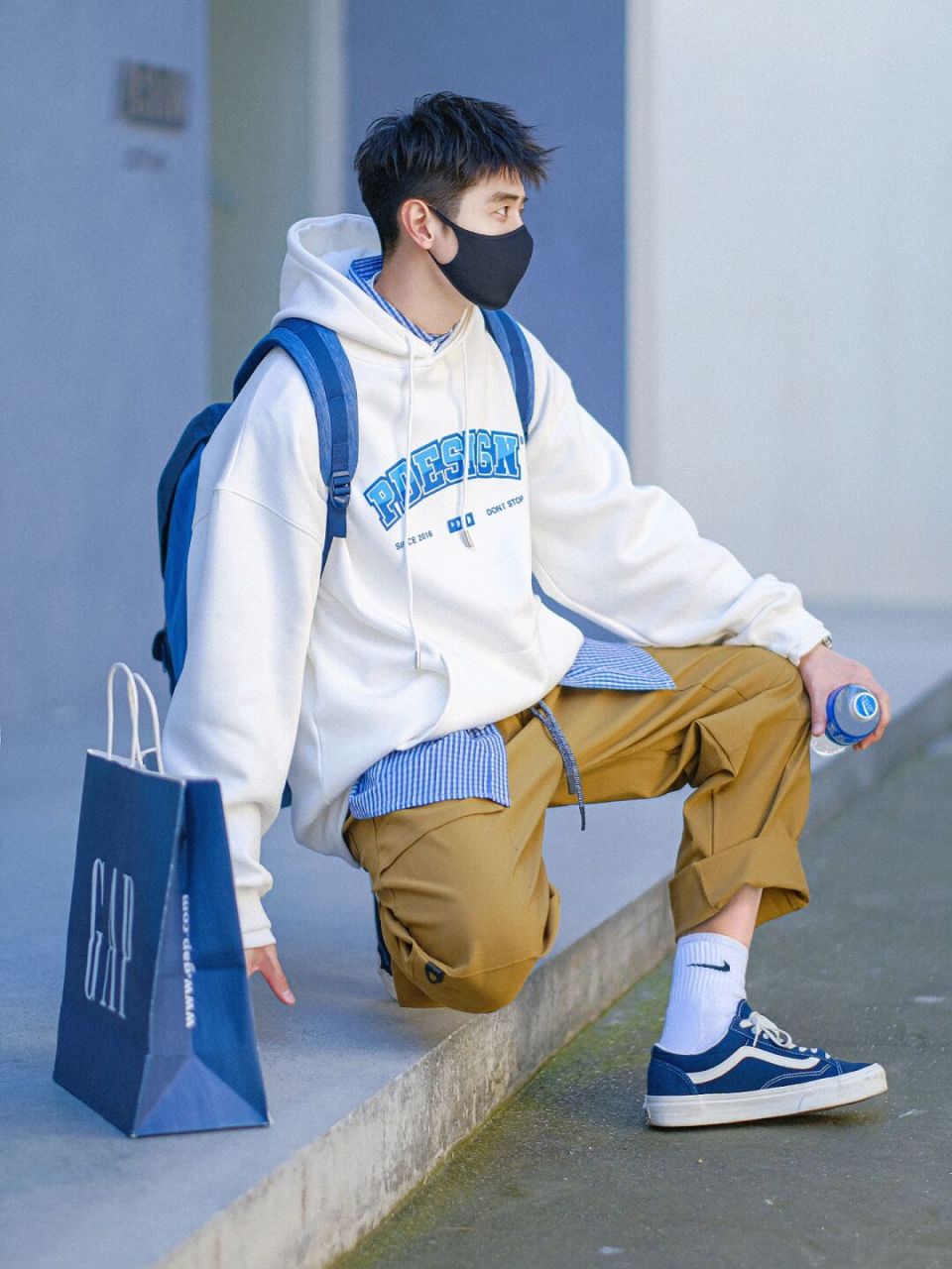 就是穿卫衣的季节,少年感穿搭穿卫衣就对了,再搭配一条工装裤和一双
