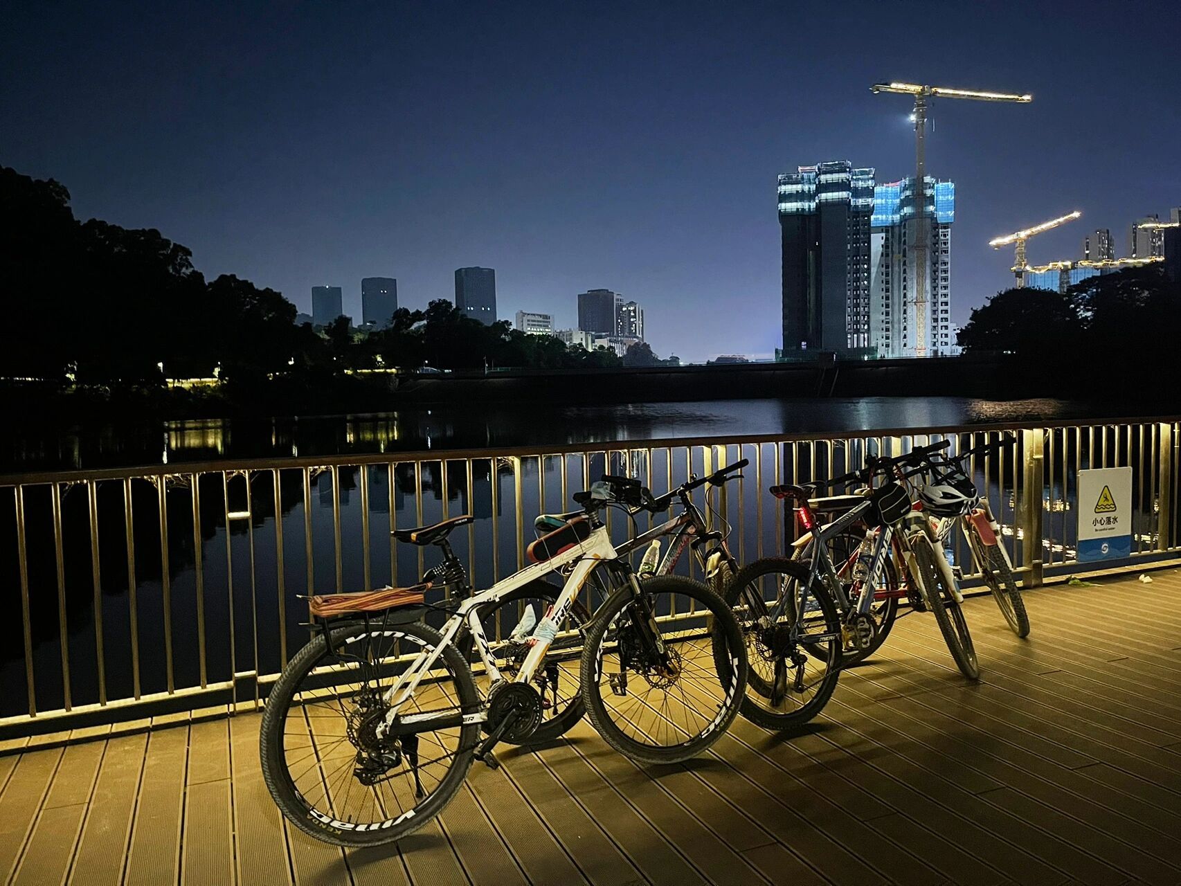 91 	 喜欢理由如下 16615目前坂田街道最大的公园,一期耗资4个