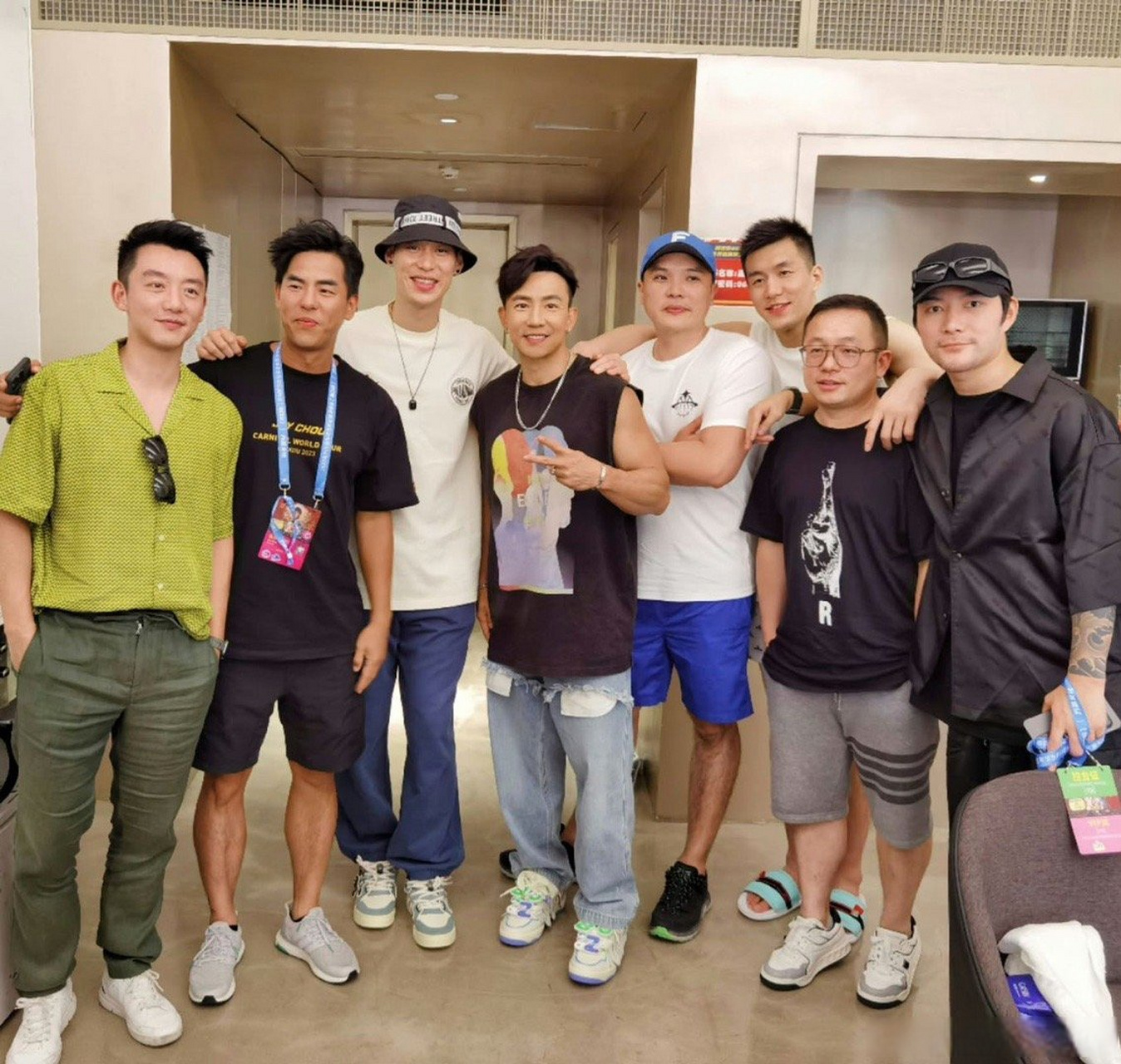 刘畊宏晒与郭艾伦李现林书豪合照# 这是什么梦幻联动呢?