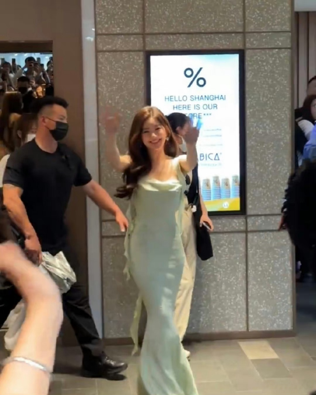 在赵露思的腰窝晕倒了[期待]