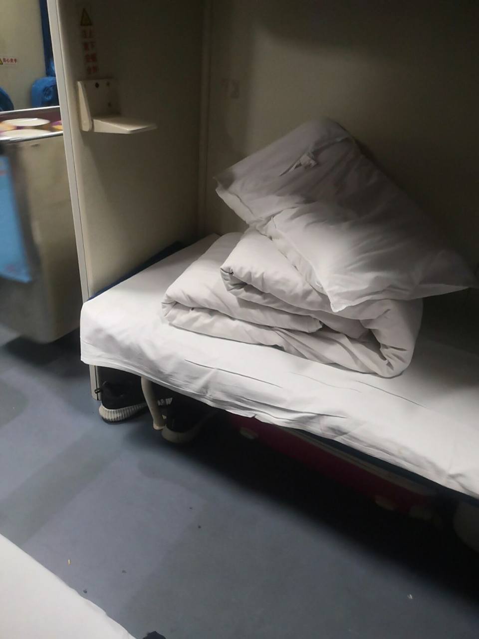 第一次火车硬卧体验 第一次坐火车硬卧,十五个小时,进去后比想象的小