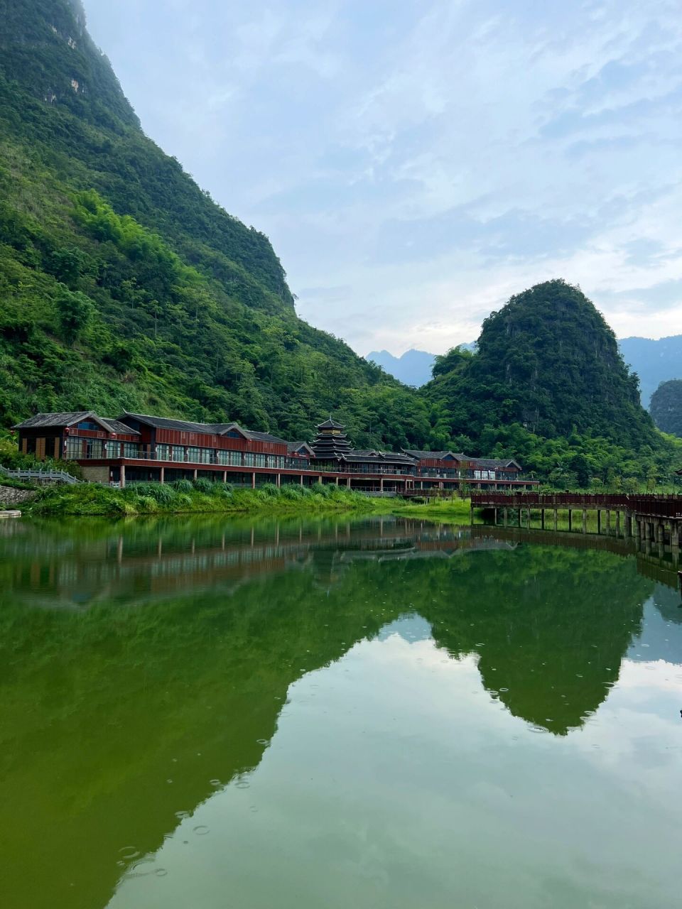 云雾缭绕的浩坤湖免票功略 浩坤湖 是凌云这高山林立的地方大的一片