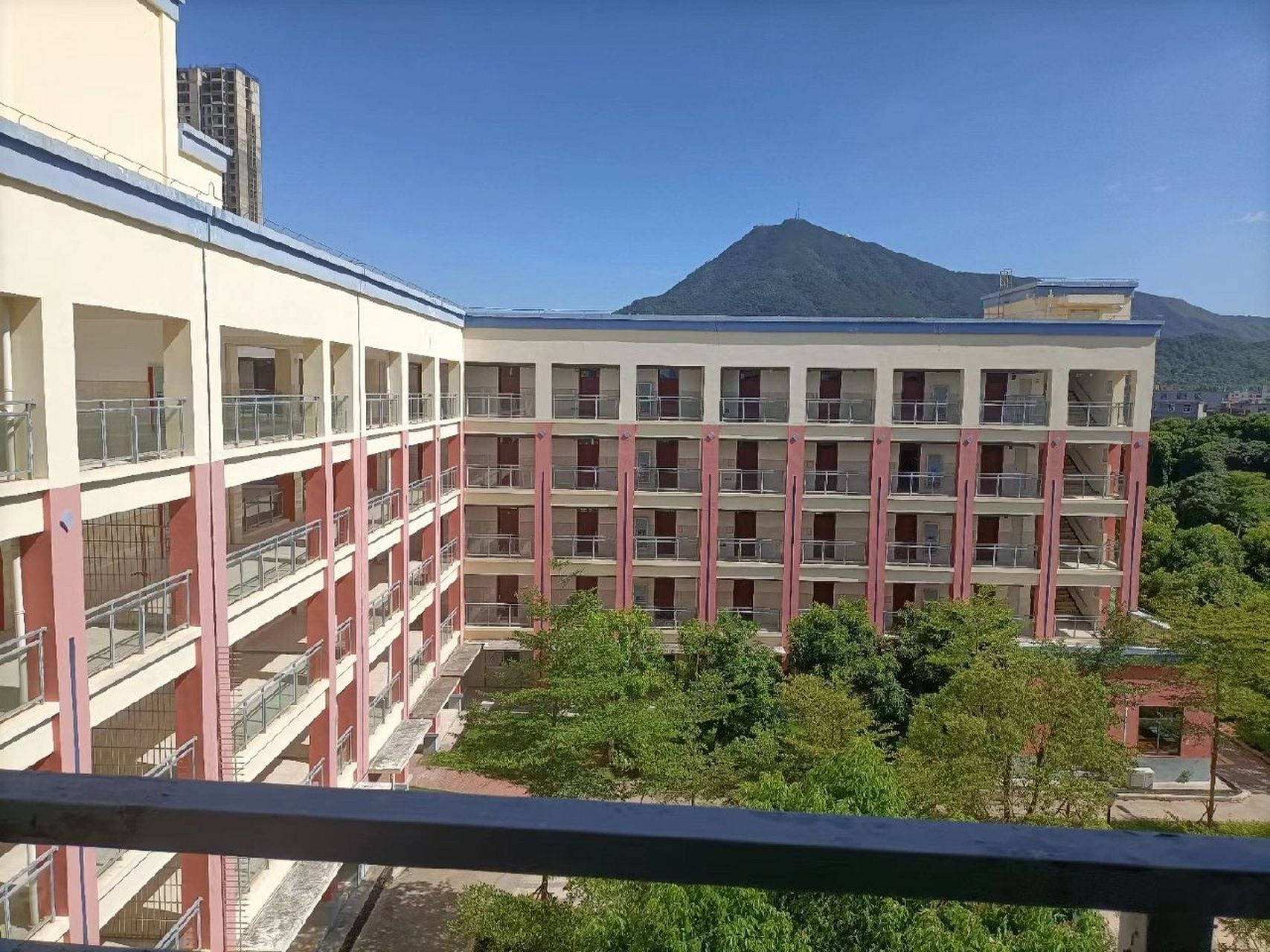 莆田职业技术学校  这是女生宿舍,这上床的小楼梯,男生宿舍可没有.