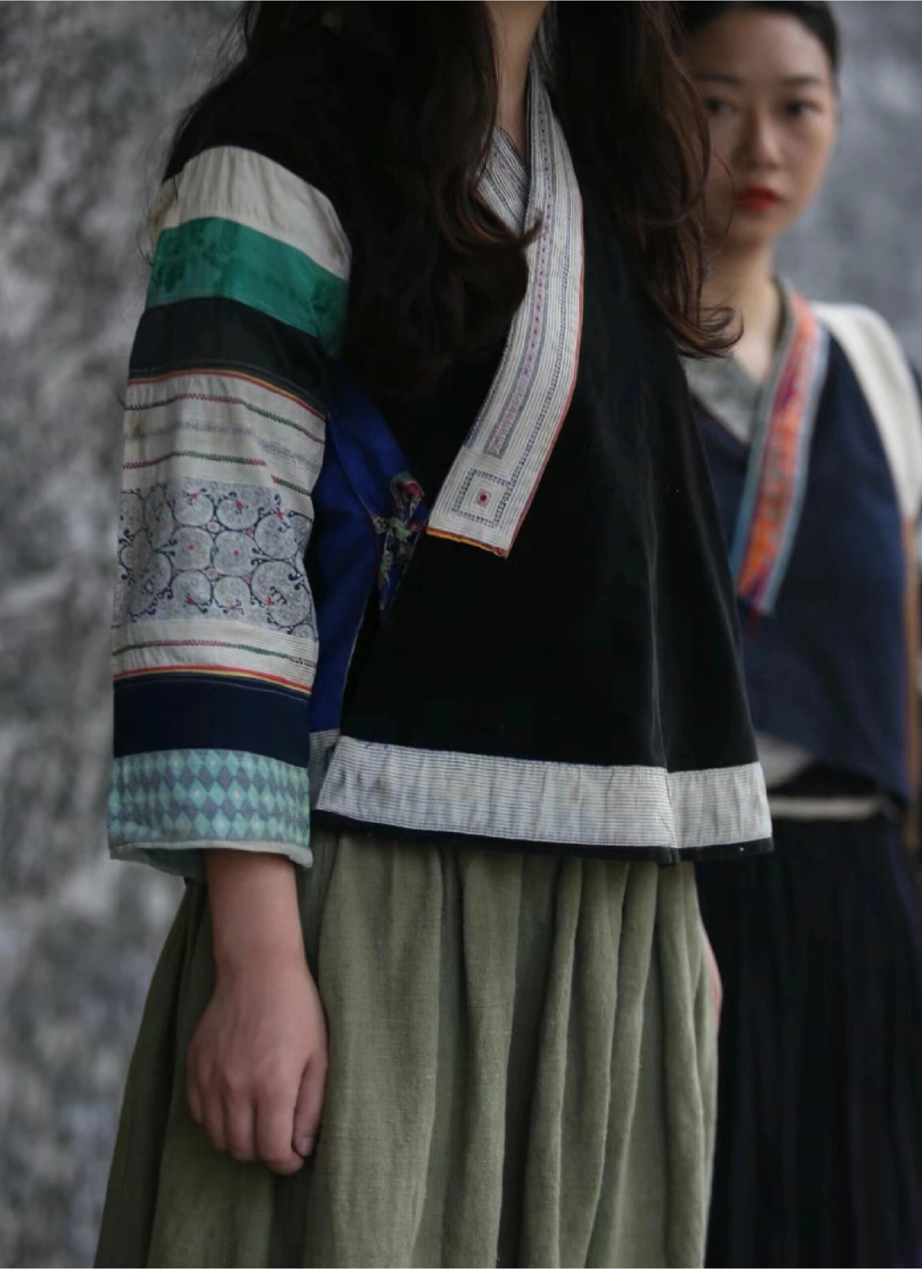 苗族传统蜡染服饰|歪梳苗蜡染服饰 99分享一款典雅的织金蜡染上衣穿