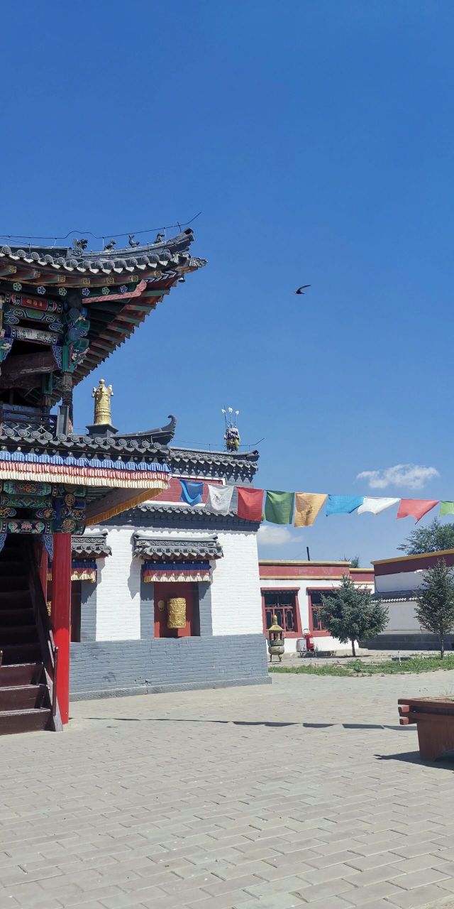 蒙古包头达茂百灵庙    百灵庙真是很有灵气的地方,一进院子就有好多